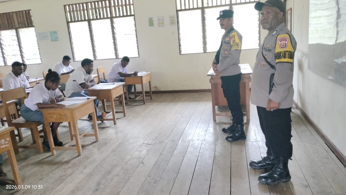 Pastikan Ujian Sekolah Aman, Bhabinkamtibmas Polsek Bokondini Sambangi SMA Negeri Bokondini