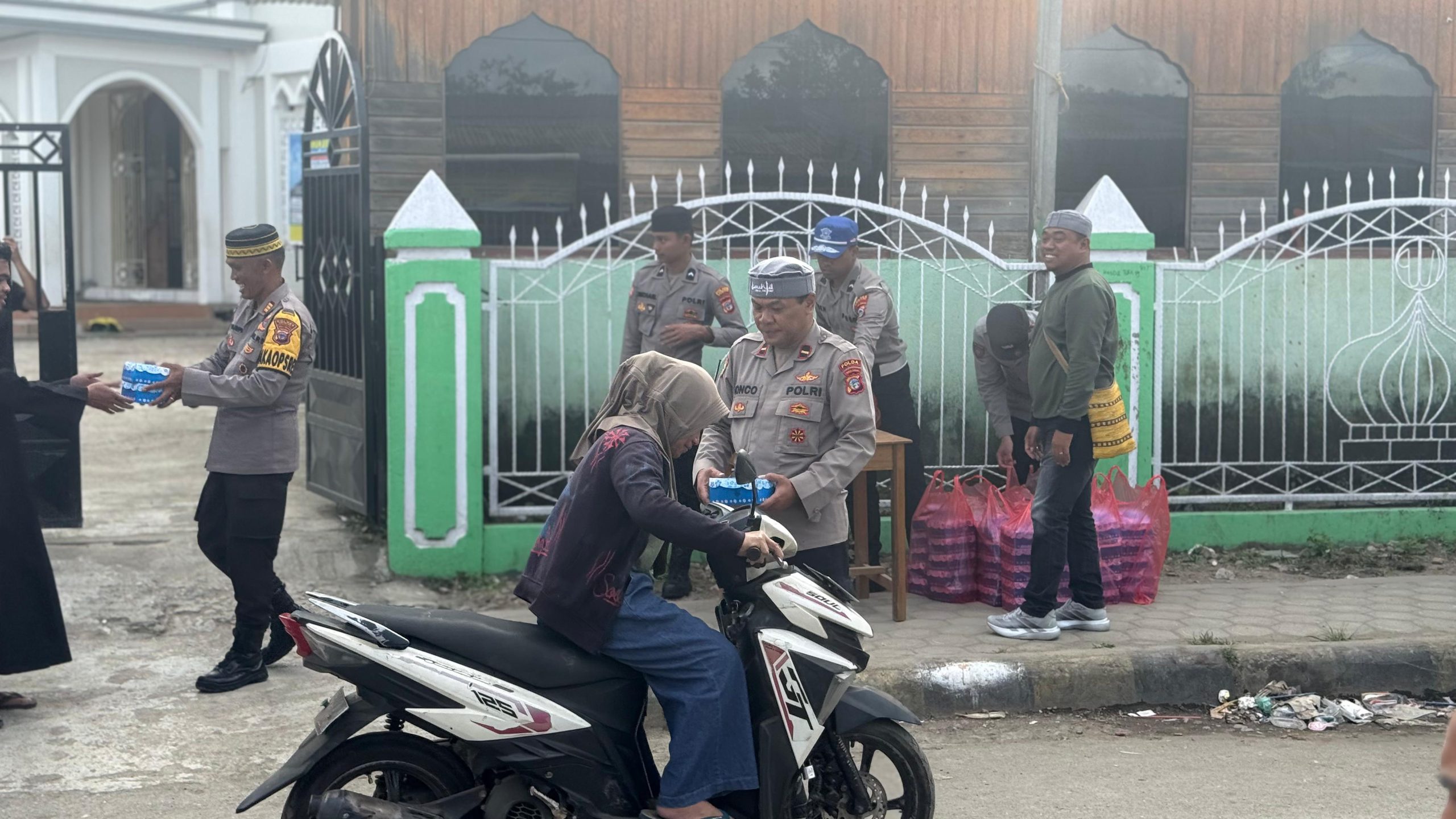 Pererat Silaturahmi di Bulan Ramadhan, Polres Dogiyai Bagikan Takjil di Tiga Lokasi
