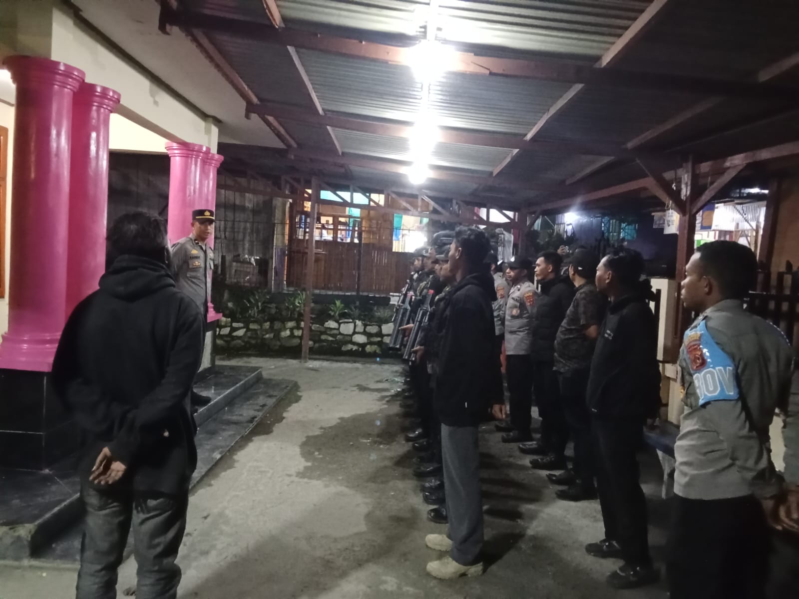 Patroli Jalan Kaki Regu Siaga II Polres Tolikara Jaga Kondusivitas Malam Hari di Karubaga