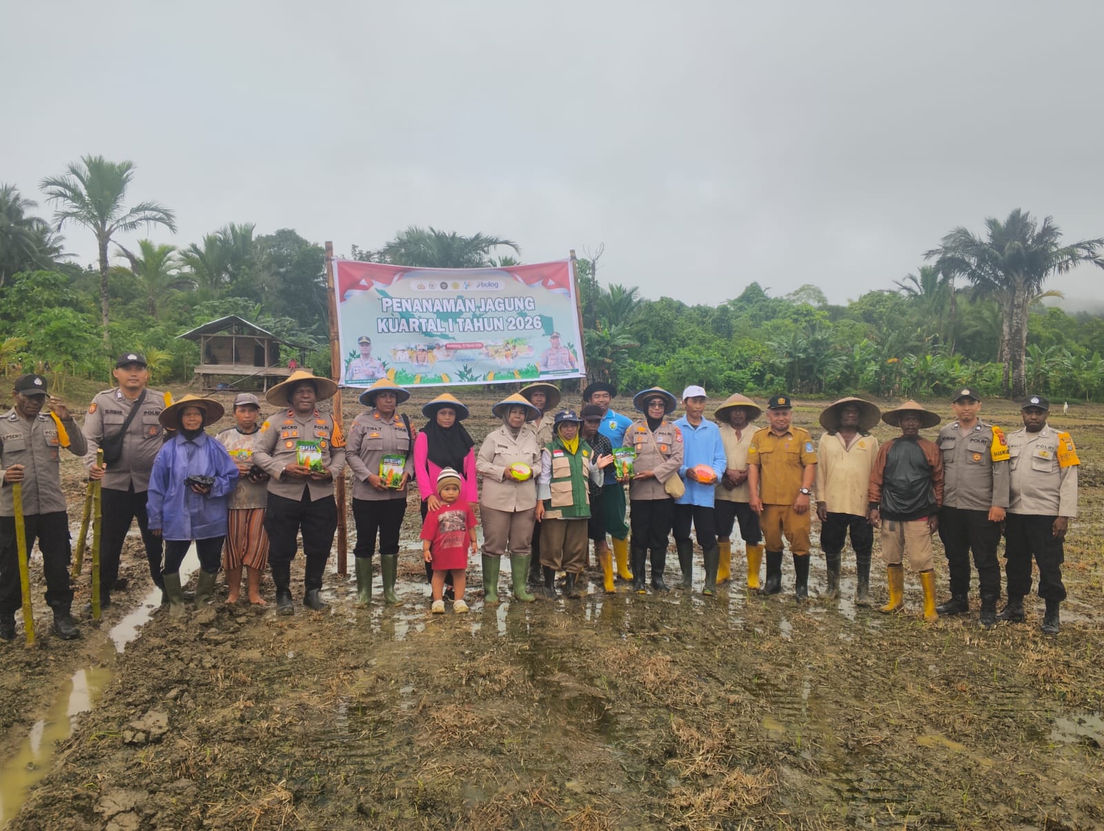 Dukung Ketahanan Pangan Nasional, Polres Jayapura Bersama Kelompok Tani Laksanakan Penanaman Jagung di Namblong