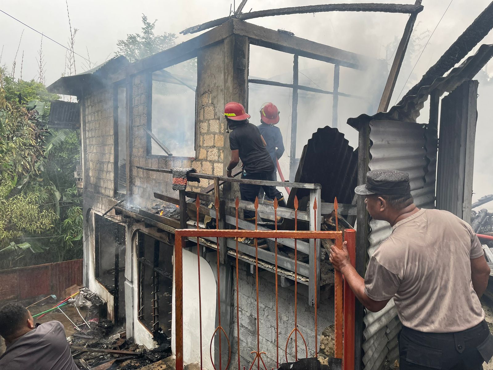 Respon Cepat Laporan 110, Polresta Bantu Padamkan Kebakaran Rumah Warga di Dok V