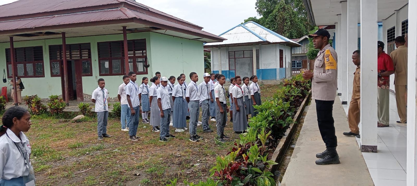 Dukung Kelancaran Ujian Sekolah, Bhabinkamtibmas Polsek Masirei Berikan Pengamanan dan Motivasi kepada Pelajar SMK Negeri Masirei.
