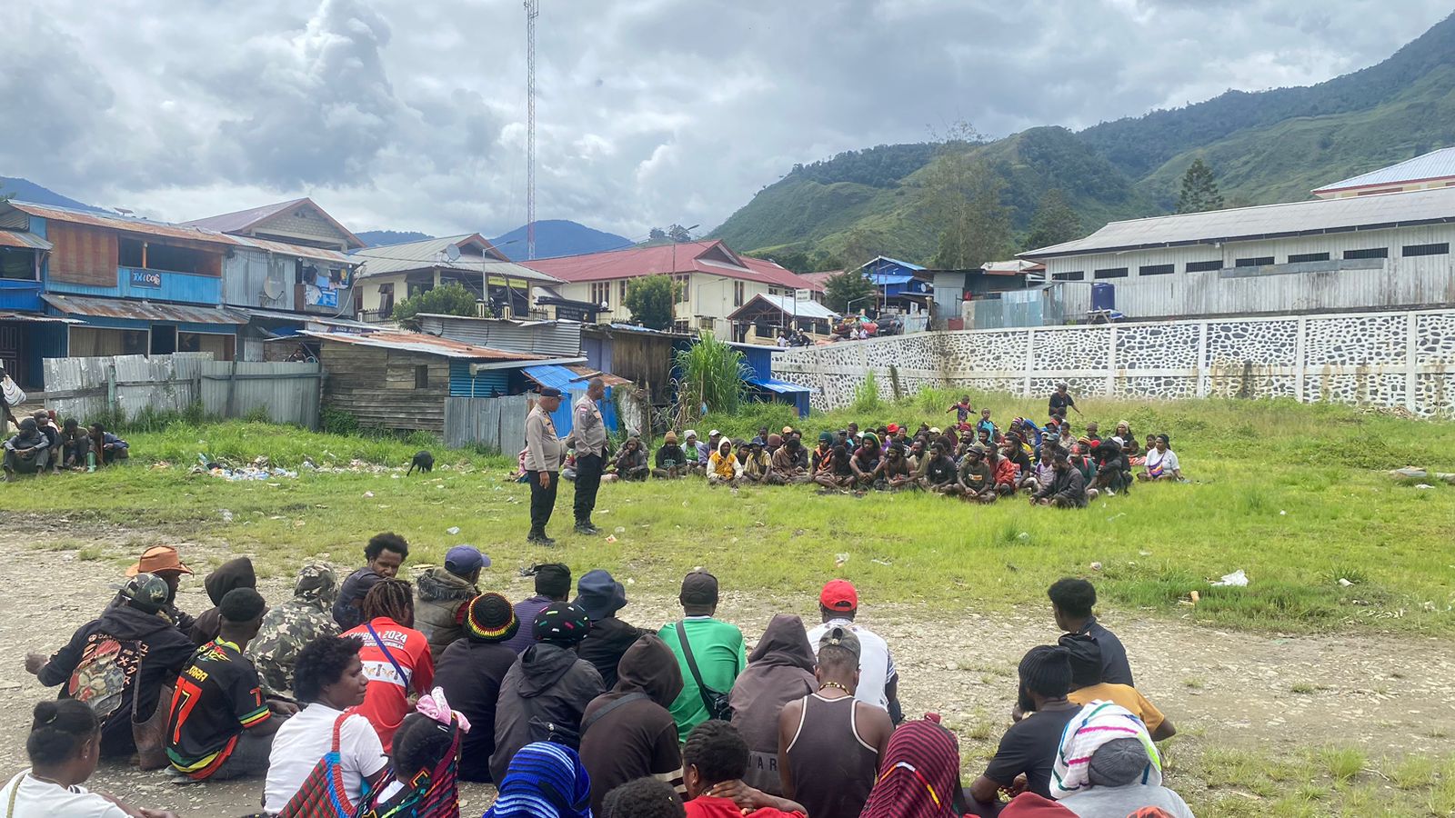 Sat Binmas Polres Tolikara Selesaikan Konflik Rumah Tangga Melalui Denda Adat, Terlapor Bayar Rp. 9,06 Juta dan 7 Ekor Ternak Babi