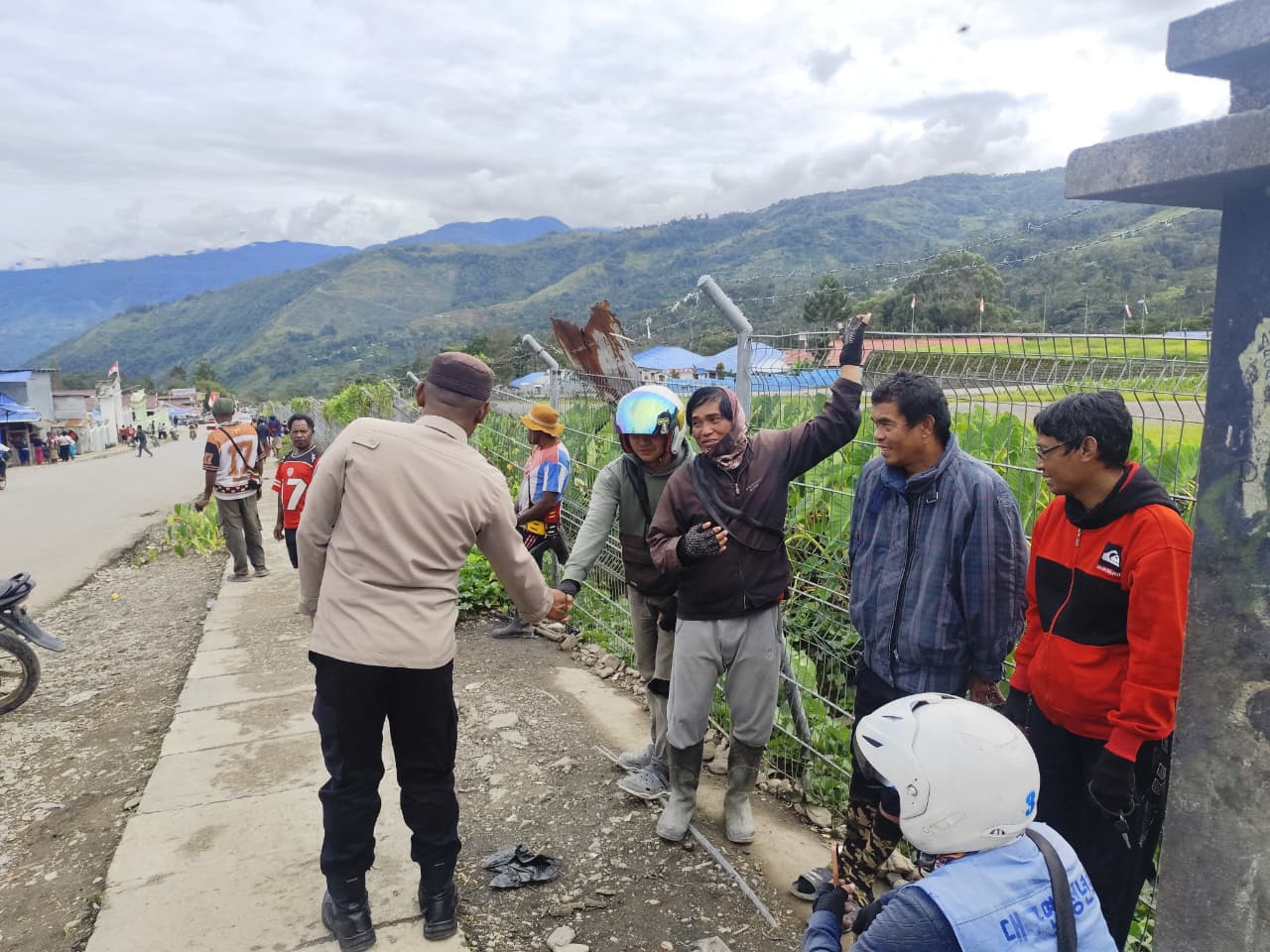 Menjelang Hari Raya Idul Fitri, Polres Tolikara Intensifkan Patroli Jalan Kaki di Karubaga