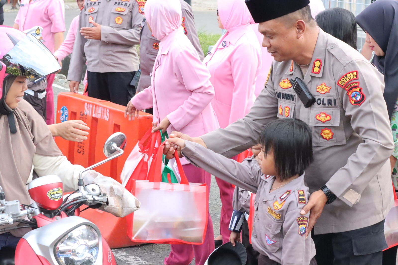 Polres Nabire Bagikan Takjil Bersama Bhayangkari Cabang Nabire Dan Anak-Anak Sekolah Kemala Bhayangkari