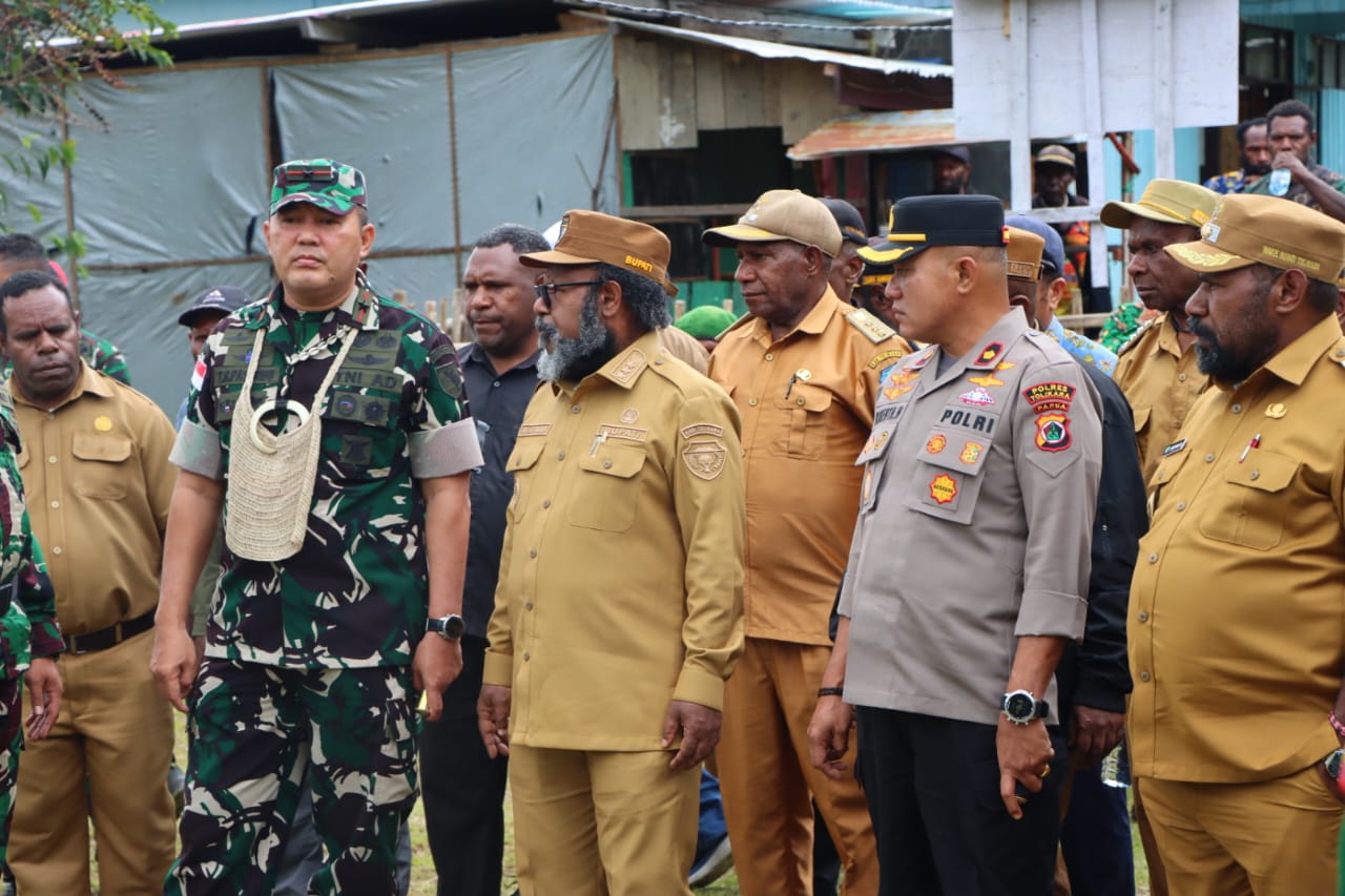 Kapolres Dampingi Danrem 172/PWY Dan Bupati Tolikara, Beserta Rombongan Dalam Rangka Kunjungan Kerja Di Pos Ramil 1716-02 Distrik Kanggime Kabupaten Tolikara