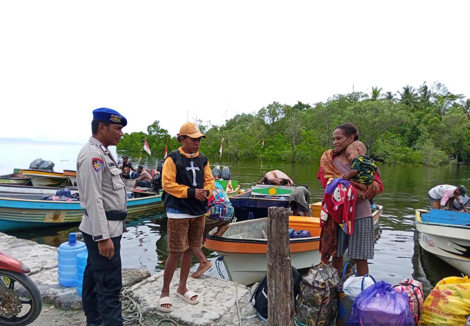 Antisipasi Cuaca Ekstrem, Satuan Polairud Polres Waropen Berikan Himbauan Keselamatan Saat di Laut