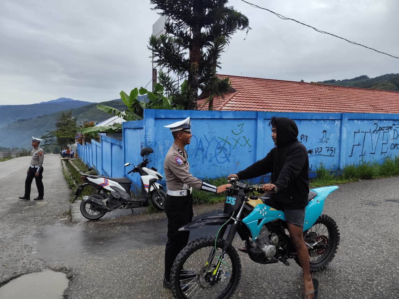 Satlantas Polres Tolikara Gelar Strong Point Pagi , Jamin Kamseltibcarlabtas Yang Aman Dan Lancar