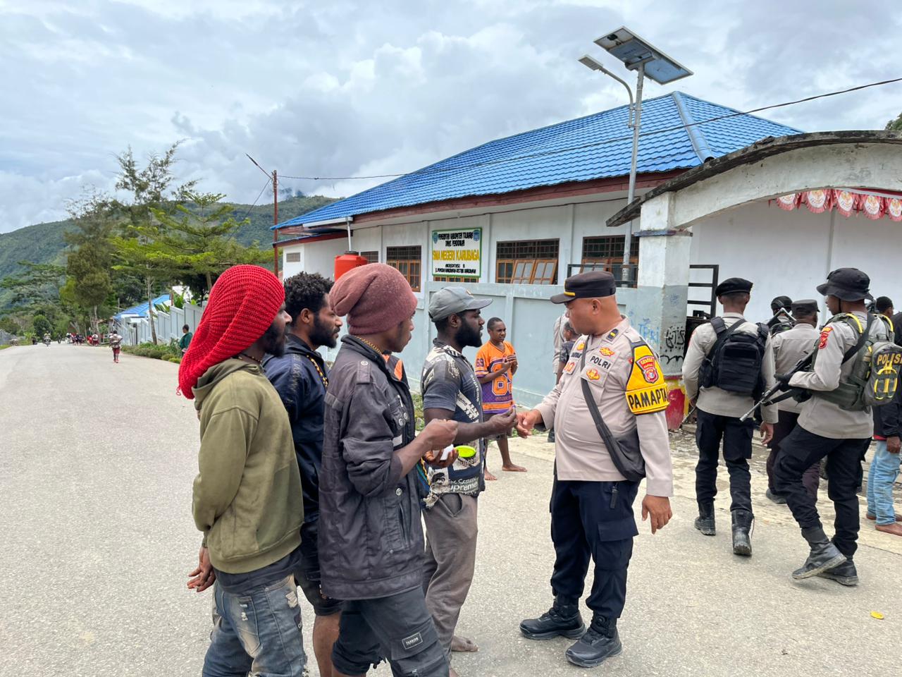 Patroli Humanis Polres Tolikara Sambangi Warga dan Sekolah di Karubaga