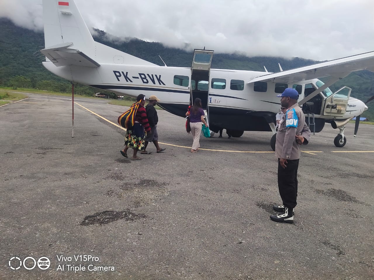 Polsek Bokondini Laksanakan Pengamanan Kedatangan Pesawat Susi Air di Bandar Udara Bokondini