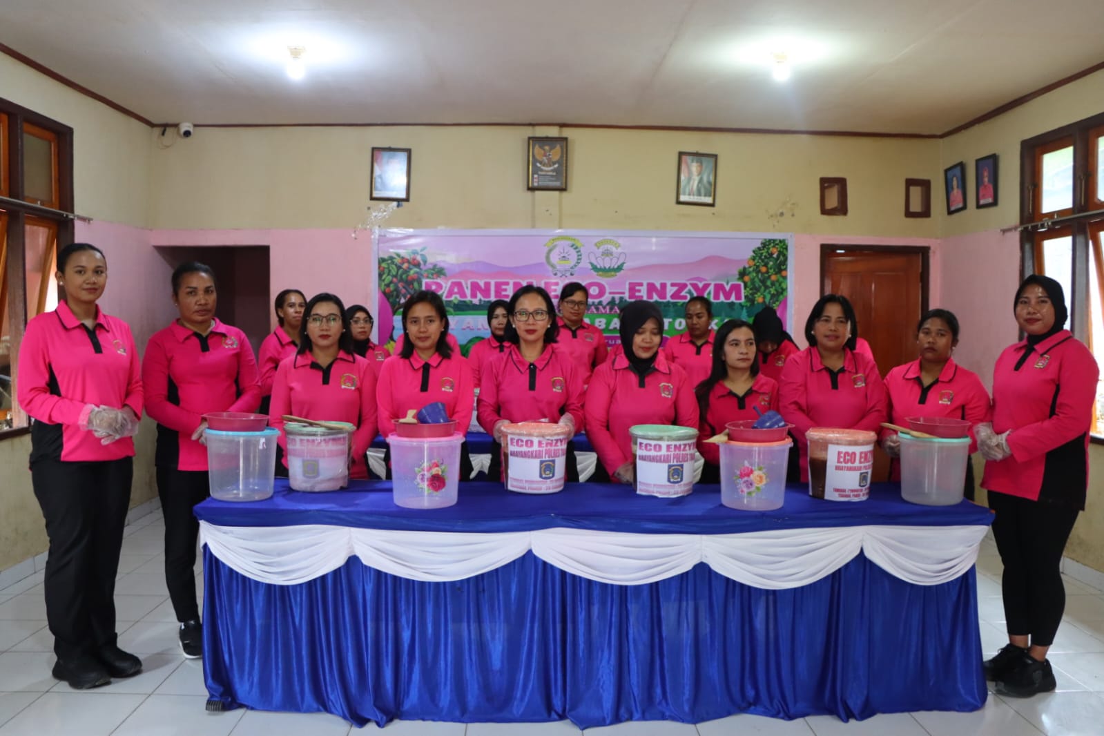 Bhayangkari Cabang Tolikara Panen Eco-Enzym dan Laksanakan Penyiraman Tanaman di Lingkungan Kantor Bhayangkari