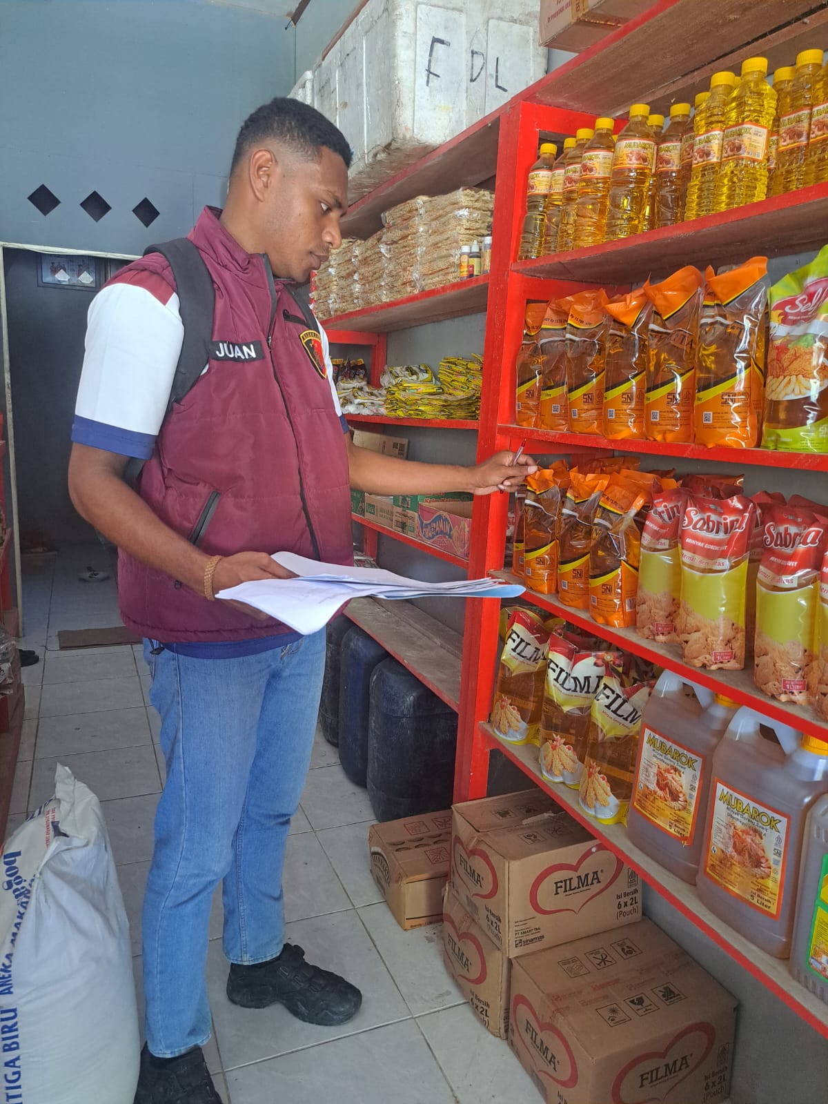 Sat Reskrim Polres Sarmi Lakukan Pengecekan Harga Sembako di Sejumlah Toko dan Kios