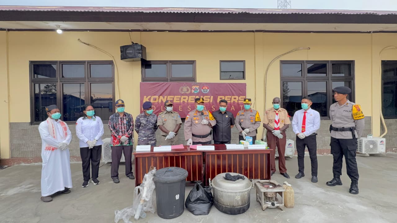 Kapolres Asmat Pimpin Press Release Dua Pelaku Produsen dan Pengedar Minuman Keras Lokal.