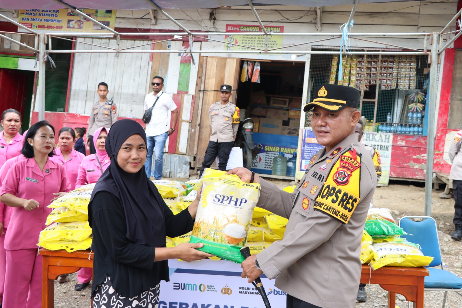 Polres Tolikara Gelar Bazar Pasar Murah, Masyarakat Ampera Antusias Sambut Program Menjelang Ramadan