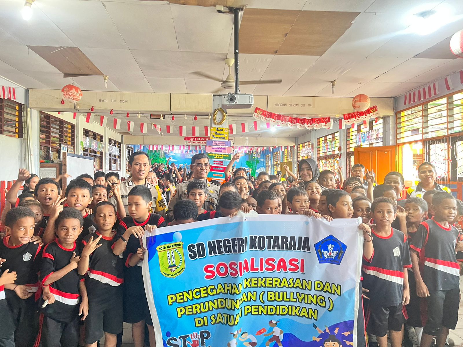 Polsek Abepura Bersama Bhabinkamtibmas Sosialisasikan Pencegahan Bullying kepada Siswa SD Negeri Kotaraja