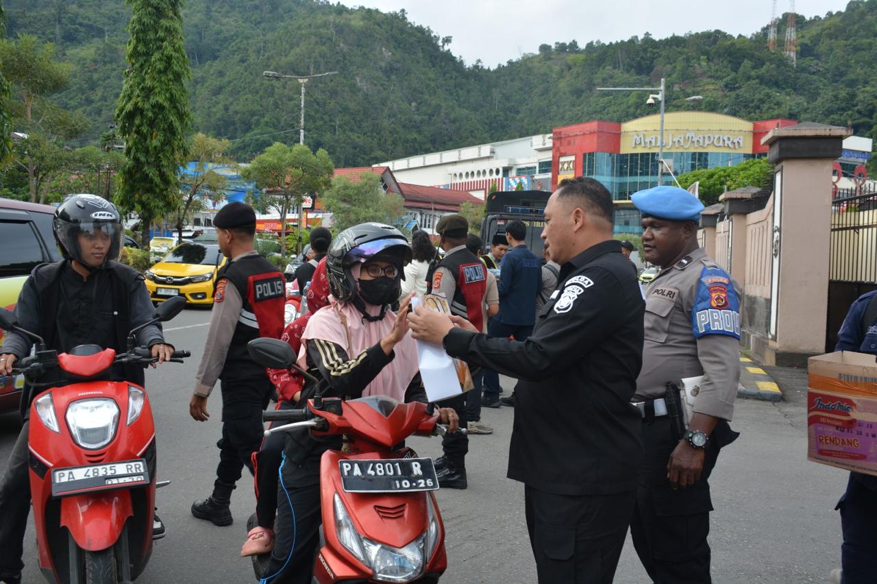 Wujud Kepedulian Ramadan, Polda Papua Bagikan Ratusan Takjil kepada Pengguna Jalan