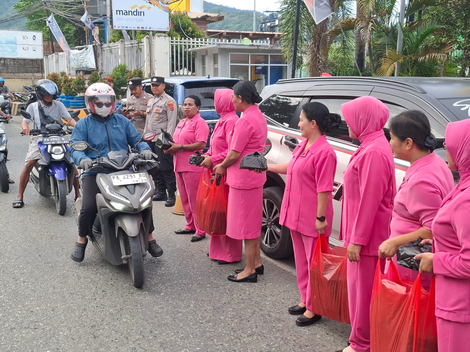 Wujud Kepedulian dan Lengkapi Nilai Ibadah di Bulan Puasa, Polsek KPL Bagikan Takjil