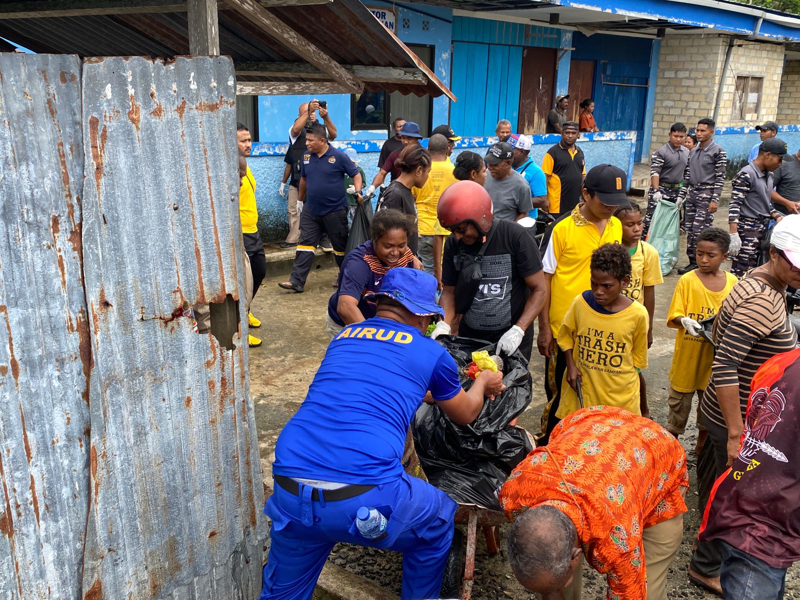 Polres Biak Bersama Unsur Terkait Bersihkan Sampah Plastik Di Pasar Tradisional