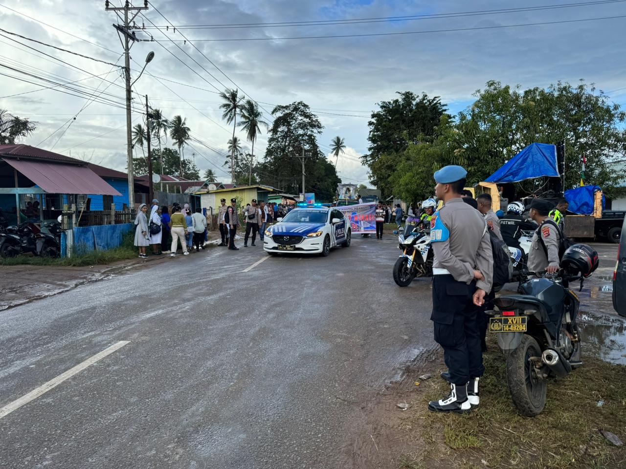 55 Personel Polres Merauke Amankan Perarakan Patung Bunda Maria, Wujud Toleransi dan Pelayanan Polri di Bulan Maria