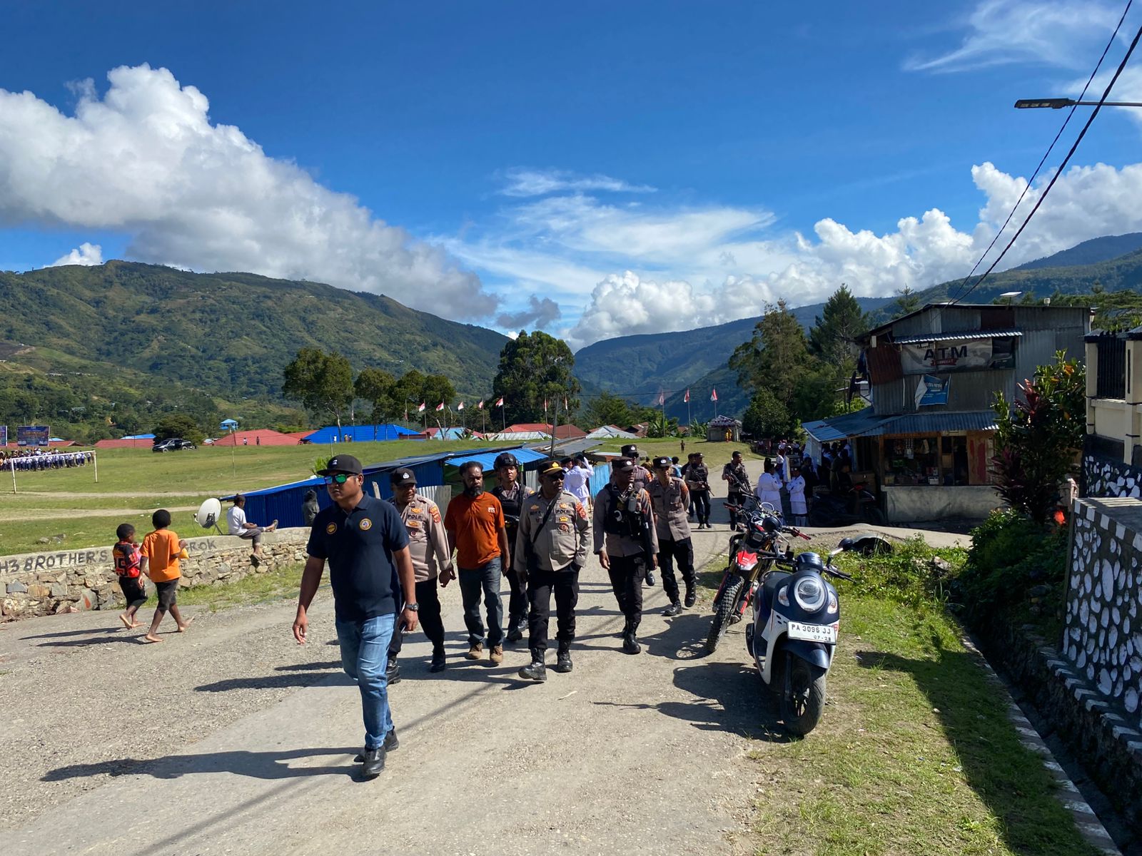 Patroli Humanis Polres Tolikara Jaga Kondusivitas Karubaga di Pagi Hari Hardiknas