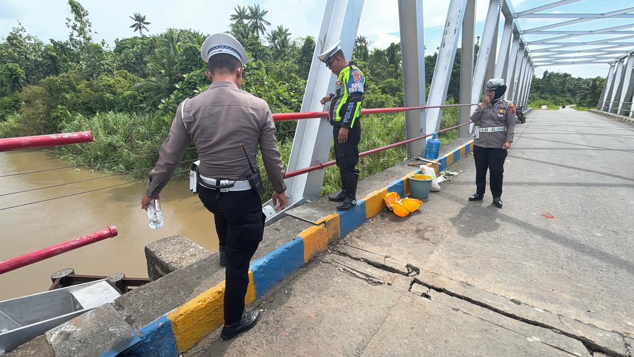 Jaga Jalur Vital, Satlantas Sarmi Monitoring Perbaikan Jembatan Bier